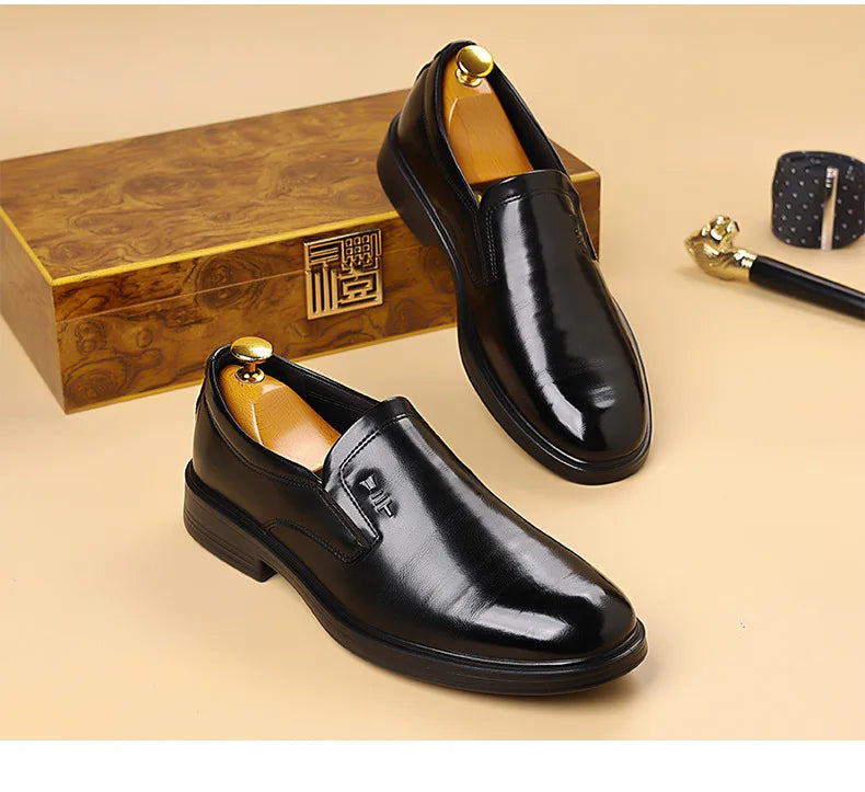 2025 Spring New Designer Leather Shoes for Men Solid Color Fashion Business Casual Shoes Male Retro Black Dress Shoe Man