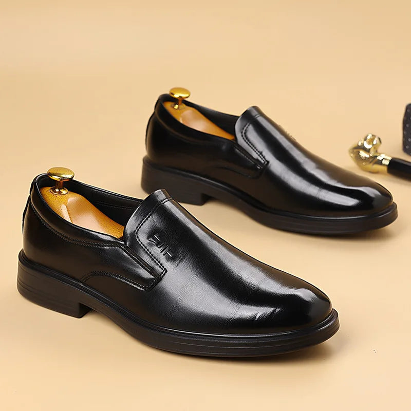 2025 Spring New Designer Leather Shoes for Men Solid Color Fashion Business Casual Shoes Male Retro Black Dress Shoe Man