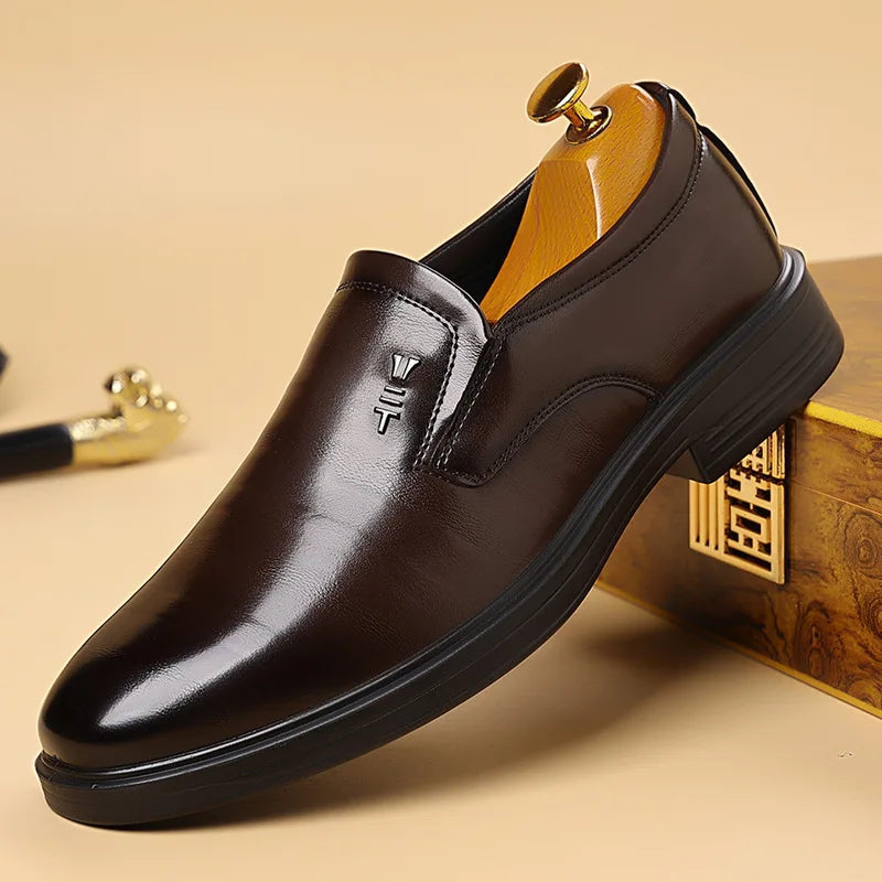 2025 Spring New Designer Leather Shoes for Men Solid Color Fashion Business Casual Shoes Male Retro Black Dress Shoe Man